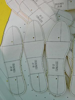 Guter Preis Hochpräzisionscomputergesteuerte Schuhmarkierungsmaschine mit 1200 x 900 mm Arbeitsfläche für Schuhboden und Vamp Online