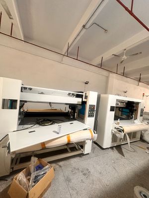 IBON Gantry Doppelkopf-Schneidemaschine für das Schneiden von 24 mm mehrschichtigen Eingangssolen-Gummi-Material