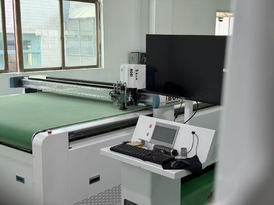 CNC-Kartonschneidemaschine mit Schneid- und Schrumpfwerkzeugen.